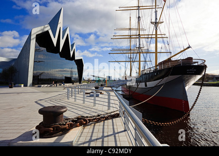 Riverside Museum, avec le grand voilier 'Glenlea' sur la rivière Clyde, à Partick, Glasgow, Écosse, Royaume-Uni, Grande Bretagne Banque D'Images