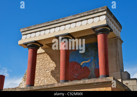 Pilier nord Hall avec bull charge fresco Palais de Knossos circa1500 BC Crète Grèce Banque D'Images