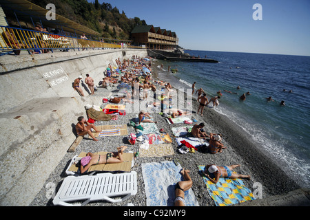 Les baigneurs sur SUN BEACH ALUPKA CRIMÉE UKRAINE 28 Septembre 2011 Banque D'Images