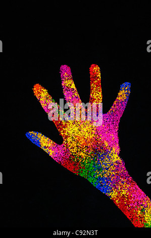 Childs hand print multicolore sur fond noir Banque D'Images