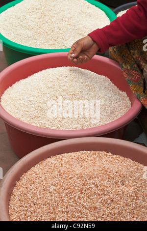 Bains à remous avec différents types de riz, le Laos Banque D'Images