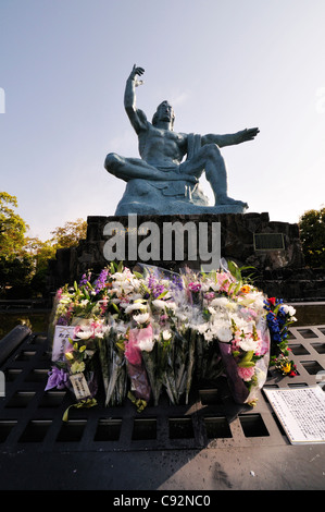 Parc de la paix de Nagasaki commémore le bombardement atomique de la ville pendant la Seconde Guerre mondiale. Les 10 mètres de haut de la Statue de la paix a été créé Banque D'Images