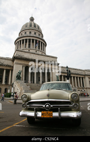 Vintage Car 1952 Ford Falcon garée à côté du Capitole National à Paseo del Prado à La Havane, Cuba. Banque D'Images