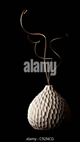 Nature morte avec vase moderne fait main isolé sur un fond blanc. Banque D'Images