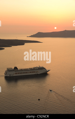 Santorin - Fira de coucher du soleil sur les îles de la caldeira. Avec bateau de croisière MSC Armonia. Banque D'Images