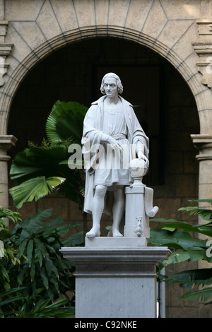 Monument à Christophe Colomb dans la cour de la Musée de la ville sur la Plaza de Armas à La Havane, Cuba. Banque D'Images