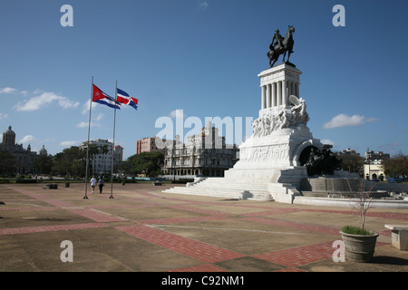 Monument équestre de héros militaire dominicaine à Maximo Gomez, le Malecon de La Havane, Cuba. Banque D'Images