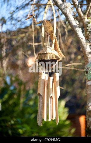 Carillon éolien en bambou accroché dans jardin Banque D'Images