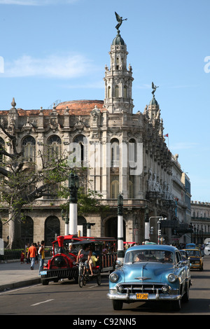 Grand Théâtre à Paseo del Prado à La Havane, Cuba. Vintage Car 1953 Chevrolet 210 vu dans l'avant-plan. Banque D'Images