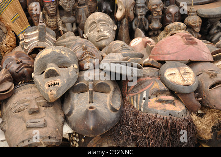 Il y a une longue tradition de la sculpture des masques en bois pour des cérémonies et des rites, et des événements marquants dans la vie des peuples autochtones. Banque D'Images