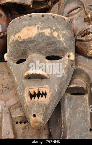 Il y a une longue tradition de la sculpture des masques en bois pour des cérémonies et des rites, et des événements marquants dans la vie des peuples autochtones. Banque D'Images