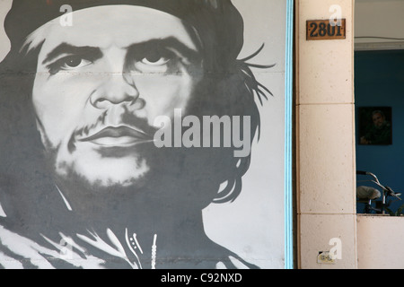 Portraits d'Ernesto Che Guevara et Fidel Castro dans un bâtiment administratif de la station de Varadero, Cuba. Banque D'Images