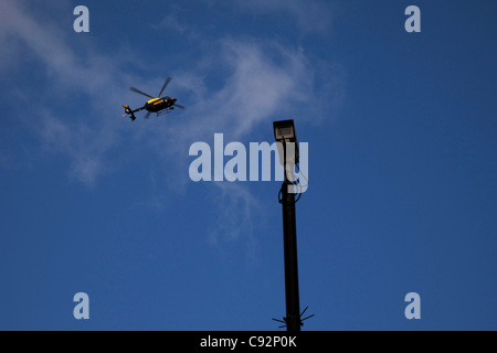 La surveillance de la police helicopter observe que les étudiants mars à Londres pour protester contre les hausses des frais de scolarité et les changements à l'enseignement supérieur. La police était en vigueur comme des milliers d'étudiants ont défilé dans le centre de Londres. Quelque 4 000 policiers étaient en service, que les manifestants ont défilé Banque D'Images