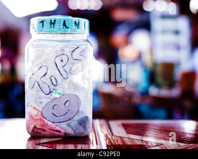 Tipping pot au bar, à l'extrémité ouest, Roatan, Honduras Banque D'Images