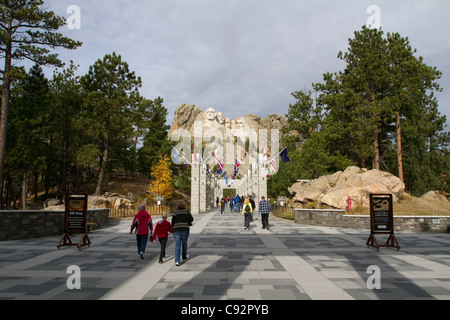 Foule de touristes marchant sur l'avenue des drapeaux en direction du monument national du mont Rushmore, Black Hills, Dakota du Sud, États-Unis Banque D'Images