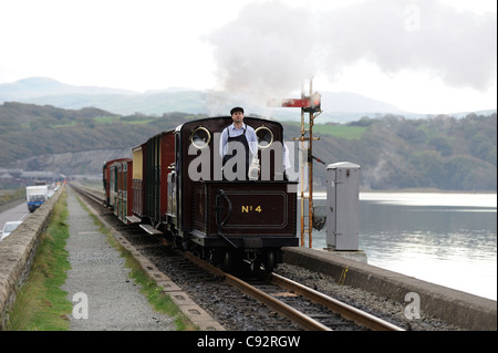 Palmerston n° 4 locomotive vapeur faire son chemin à travers le cob à porthmadog gare gwynedd au nord du Pays de Galles UK Banque D'Images