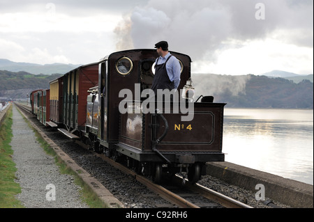 Palmerston n° 4 locomotive vapeur faire son chemin à travers le cob à porthmadog gare gwynedd au nord du Pays de Galles UK Banque D'Images