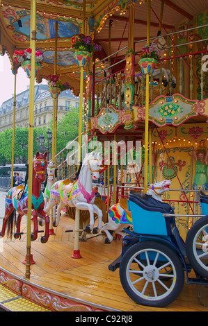 Carrousel avec de magnifiques chevaux de bois à Paris Banque D'Images