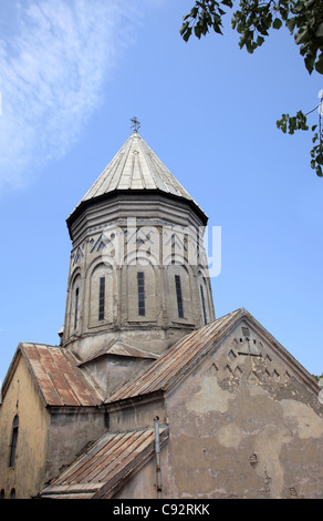L'église de St Nicolas est l'un des sites touristiques de la capitale, qui se trouve au-dessus sur une falaise rocheuse sur la forteresse de Narikala. Banque D'Images
