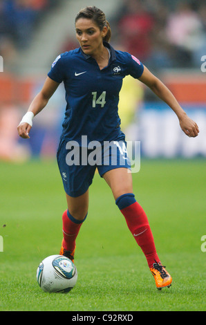 Louisa Necib, française, en action lors d'un match de demi-finale de la Coupe du monde féminine de la FIFA contre les États-Unis au Stadion im Borussia Park le 13 juillet 2011 à Moenchengladbach, en Allemagne. Usage éditorial exclusif. Utilisation commerciale interdite. Banque D'Images