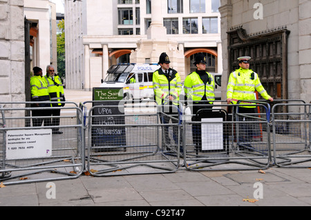 Paternoster Square et Stock Exchange au-delà de manière étanche et gardée par la police lors de manifestations anti-capitalisme Banque D'Images