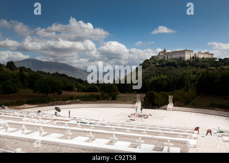 Le cimetière polonais à Monte Cassino avec l'abbaye sur la colline Banque D'Images