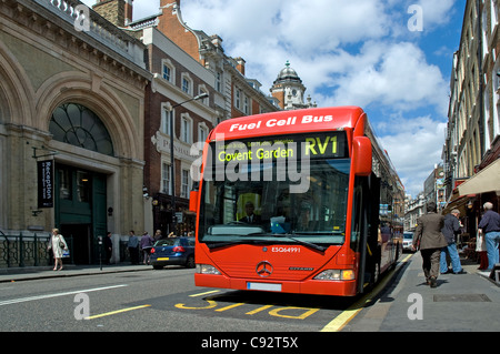 Zéro émission Mercedes Benz l'exploitation d'autobus à pile à combustible à Londres pour transporter des passagers dans les rues de l'animation Banque D'Images