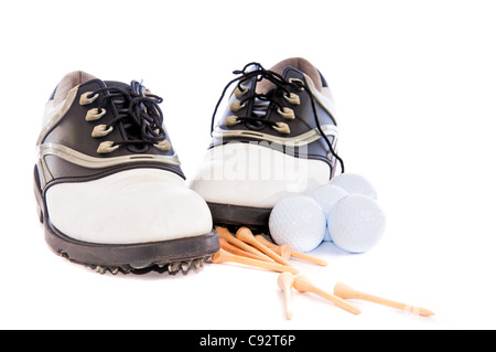 Chers chaussures de golf avec balles et tees isolé sur fond blanc Banque D'Images