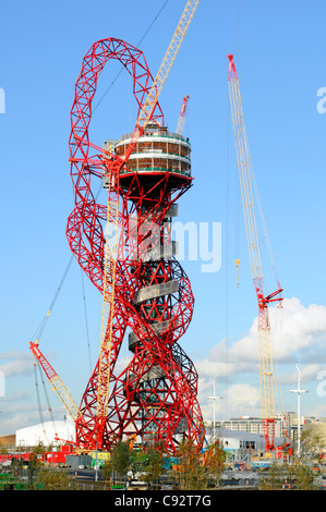 ArcelorMittal Orbit structure de tour & plate-forme d'observation est presque terminé : site de construction grues en phase finale des Jeux Olympiques 2012 sculpture Banque D'Images