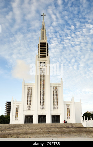 Maputo également connu sous le nom de Lourenço Marques dispose d'une grande cathédrale moderne et le catholicisme est une religion bien établie dans le Banque D'Images