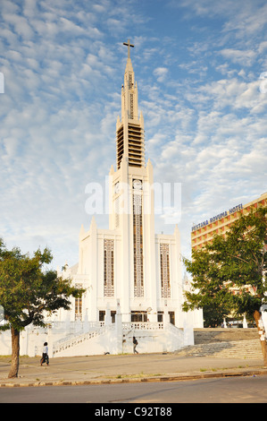 Aussi connu sous le nom de Maputo Lourenzo Marques dispose d'une grande cathédrale moderne et le catholicisme est une religion bien établie dans le Banque D'Images