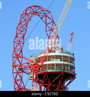 Observation Deck grues de construction travaillant au haut de base structurelle de la tour ArcelorMittal Orbit pour les Jeux Olympiques de 2012 à Londres s'enrouler autour de la place rouge Banque D'Images