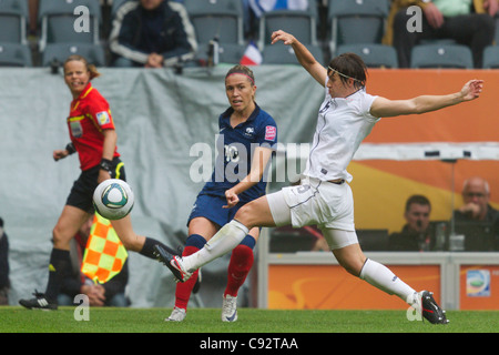 Camille Abily de France (L) traverse la balle à l'avance de l'USA Amy LePeilbet (R) au cours d'une Coupe du Monde féminine de la fifa demi-finale. Banque D'Images