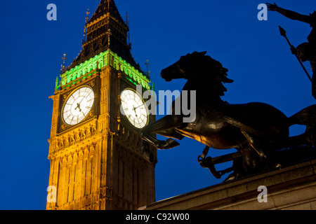 Statue cheval partie de Boadicea et char et Big Ben Clock Tower de Maisons du Parlement à Londres Angleterre Royaume-uni nuit Banque D'Images