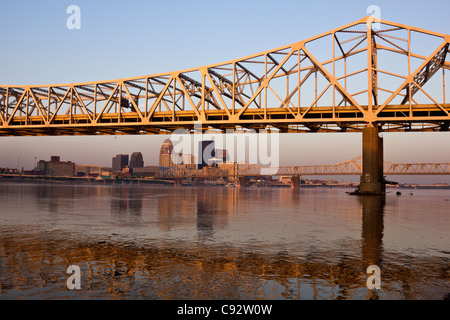 Couleurs lever du soleil sur le pont dans la région de Louisville Banque D'Images