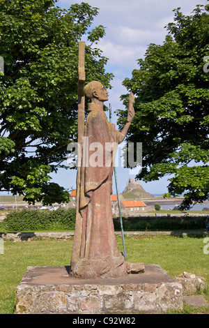 La statue de Saint Aidan fondateur d'un monastère se dresse sur l'île sacrée de Lindisfarne. Northumberland, Angleterre. Banque D'Images