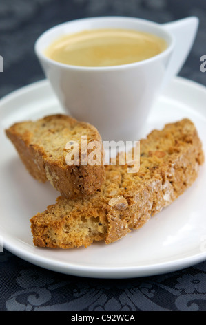 Accueil biscottes aux amandes vegan faite avec une tasse de café. Biscotti est un une-deux fois cake maison originaire de la ville italienne de Prato. Banque D'Images