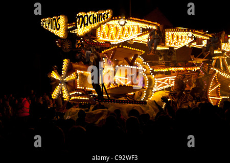 Flotteurs éclairés la nuit avec de la musique à jouer pendant la saison de carnaval bridgwater avec spectateurs bordant les rues Banque D'Images