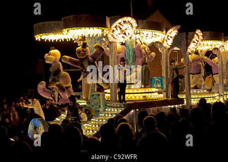 Flotteurs éclairés la nuit avec de la musique à jouer pendant la saison de carnaval bridgwater avec spectateurs bordant les rues Banque D'Images