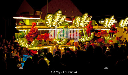 Flotteurs éclairés la nuit avec de la musique à jouer pendant la saison de carnaval bridgwater avec spectateurs bordant les rues Banque D'Images