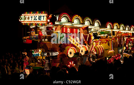 Flotteurs éclairés la nuit avec de la musique à jouer pendant la saison de carnaval bridgwater avec spectateurs bordant les rues Banque D'Images