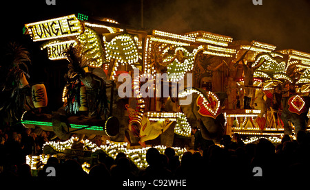 Flotteurs éclairés la nuit avec de la musique à jouer pendant la saison de carnaval bridgwater avec spectateurs bordant les rues Banque D'Images