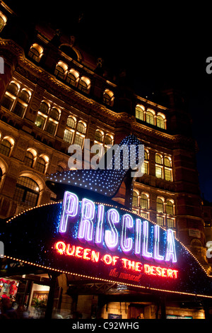 Palace Theatre de nuit avec des chaussures à talons hauts et neon sign advertising Priscilla Queen of the Desert musical London England UK Banque D'Images