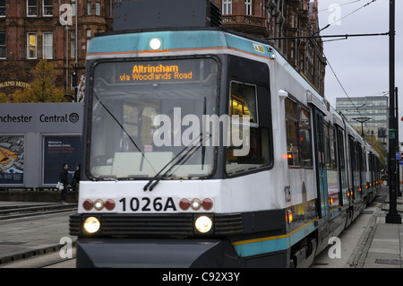 Tramway Metrolink passant Manchester Central Banque D'Images