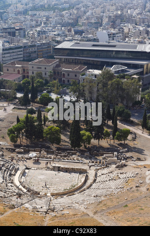 Athènes - acropole, théâtre de Dionysios avec Musée National Archéologique derrière. Banque D'Images