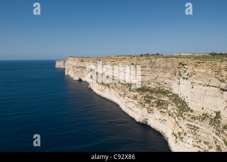 Les falaises de Ta' Cenc sur Gozo se permettre une vue impressionnante sur les îles développement géologique. Banque D'Images