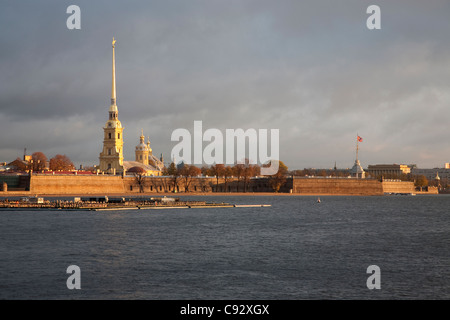 La Forteresse Pierre et Paul Petropavlovskaya Krepost est la citadelle d'origine fondée par Pierre le Grand en 1703 dans sa ville de Banque D'Images