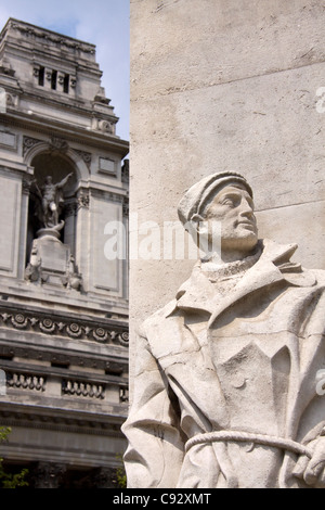 Statue représentant un marin sur la colonne de l'est conçu par Charles Wheeler partie de la Tower Hill Memorial Commémoration Banque D'Images