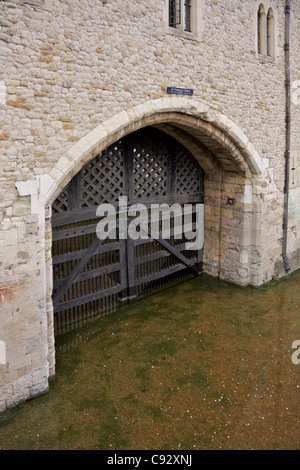 La porte des traîtres à St Thomas's tour construite autour de 1280 construit par Édouard I offrant une porte d'eau entrée de la tour de Banque D'Images