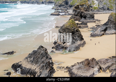 Les piles de la mer, les falaises et la plage de Bedruthan Steps sur le South West Coast Path entre Padstow et Newquay, Cornwall, Angleterre Banque D'Images